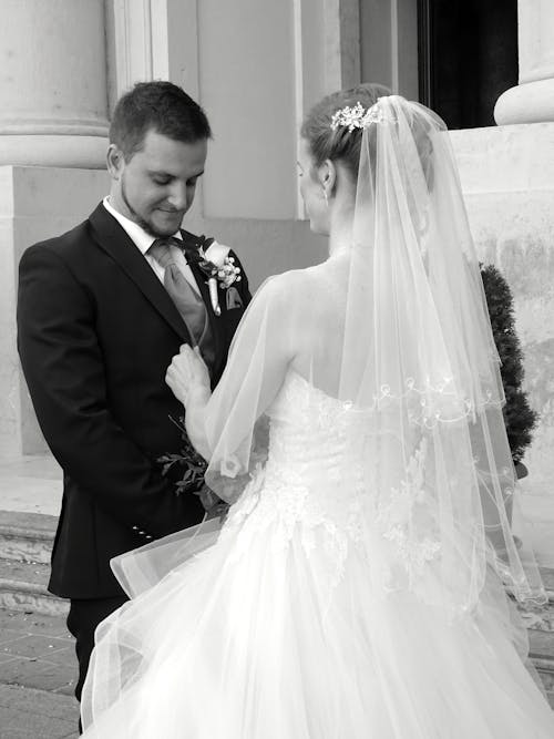 Free Grayscale Photography of Bride and Groom Stock Photo