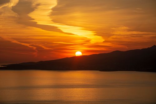 Free Captivating sunset over a peaceful sea with vibrant colors and clear horizon. Stock Photo