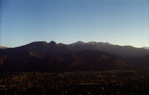 Foto profissional grátis de aldeia, cadeia de montanhas, montanhas