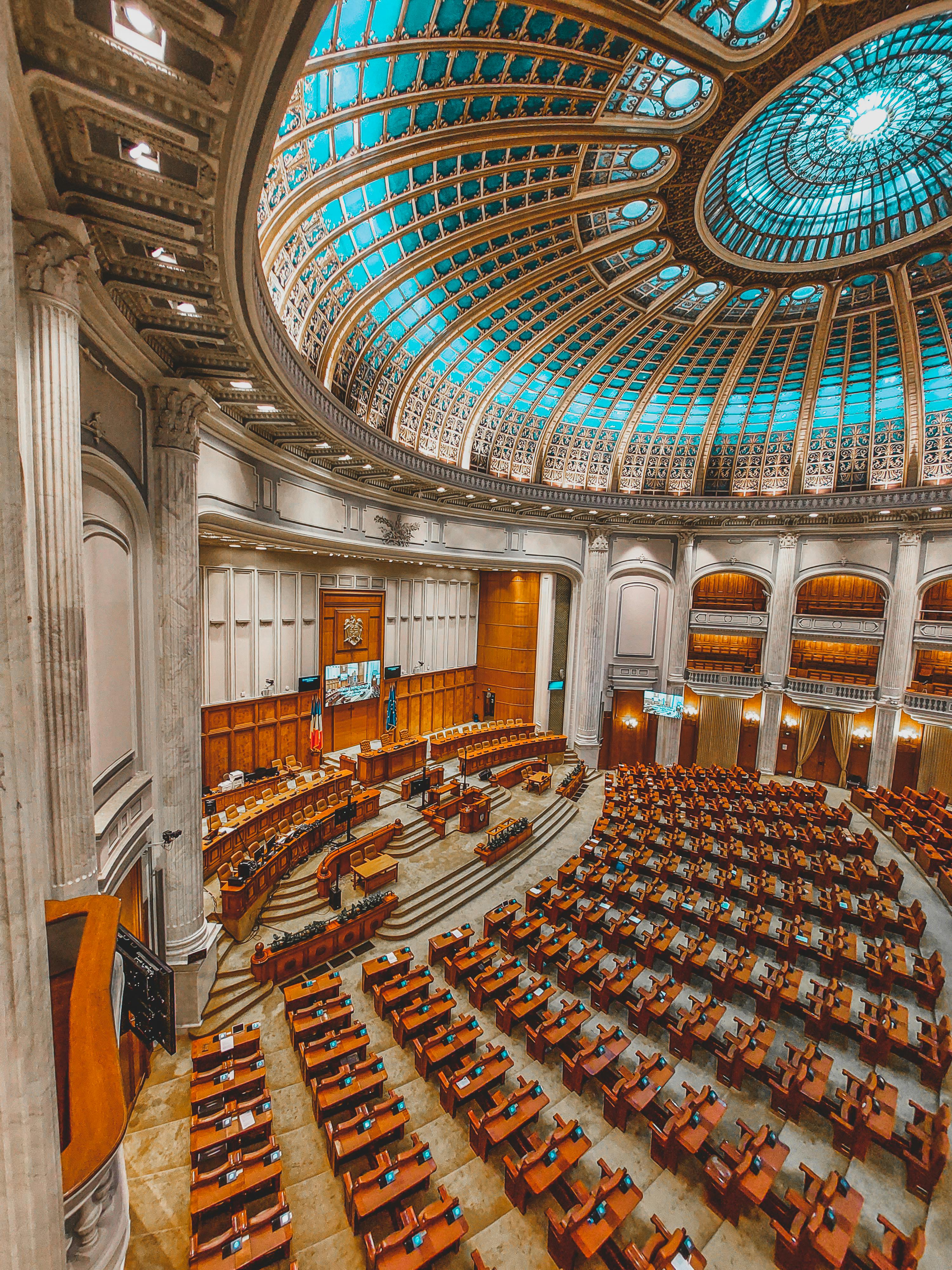 Nicușor Dan începe consultările pentru desemnarea premierului la Cotroceni. Întâlnirile cu partidele politice de astăzi sunt obligatorii prin Constituție.