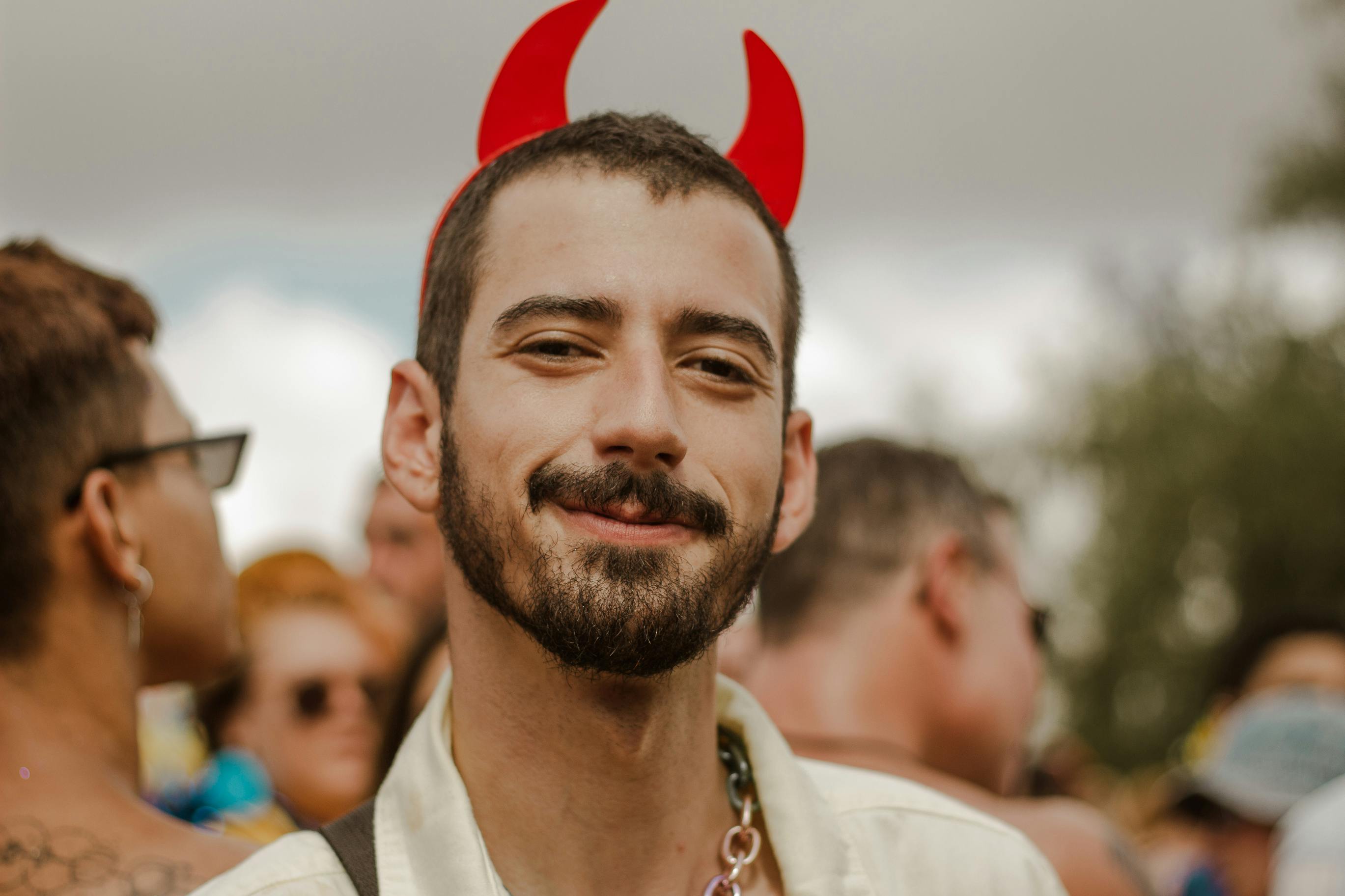 Gratuit Un Homme Avec Des Cornes De Diable Parmi Les Gens Photos