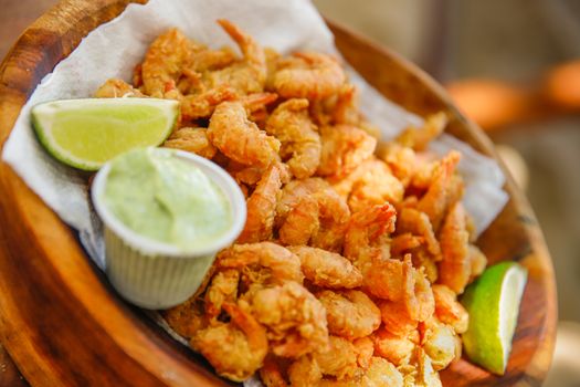 Crevettes aux noix et miel