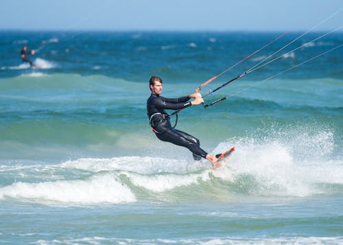 Homem Parapente Usando Roupa De Mergulho