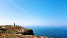 在葡萄牙明亮的蓝天下，欣赏罗卡角的岩石悬崖和海洋的令人惊叹的景色