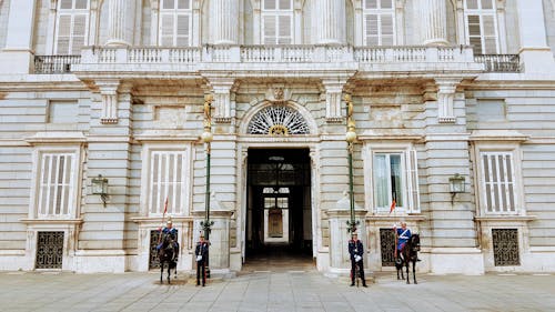 Gratis Guardias De Pie Cerca Del Edificio Foto de stock