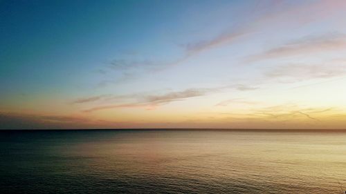Free A tranquil ocean view with pastel skies during sunset, embracing calmness. Stock Photo