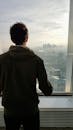 一名男子从伦敦的摩天大楼上凝视着城市天际线的景色