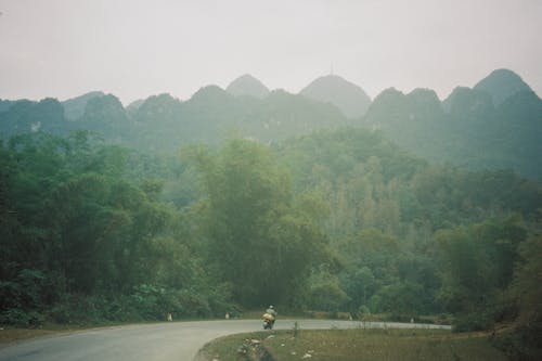 Darmowe zdjęcie z galerii z droga, góry, jeżdżenie