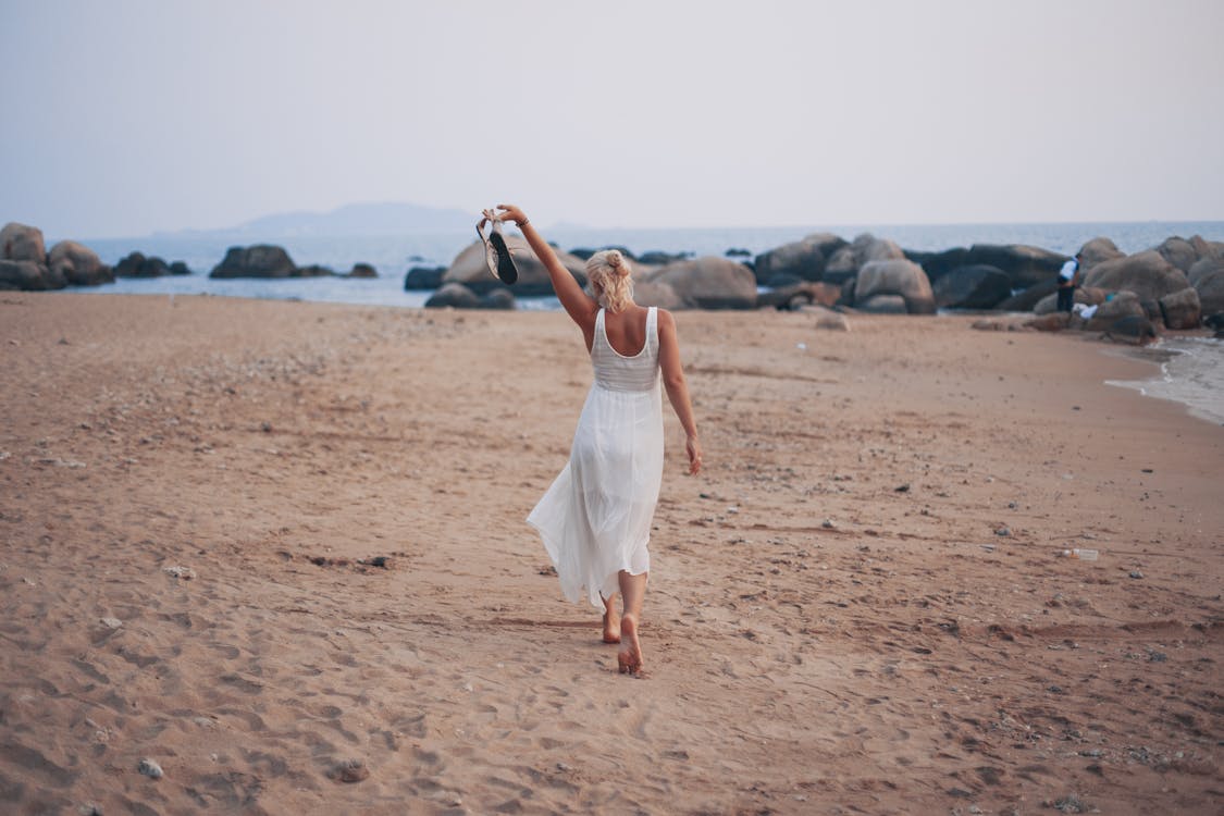 бесплатная женщина в море Стоковое фото