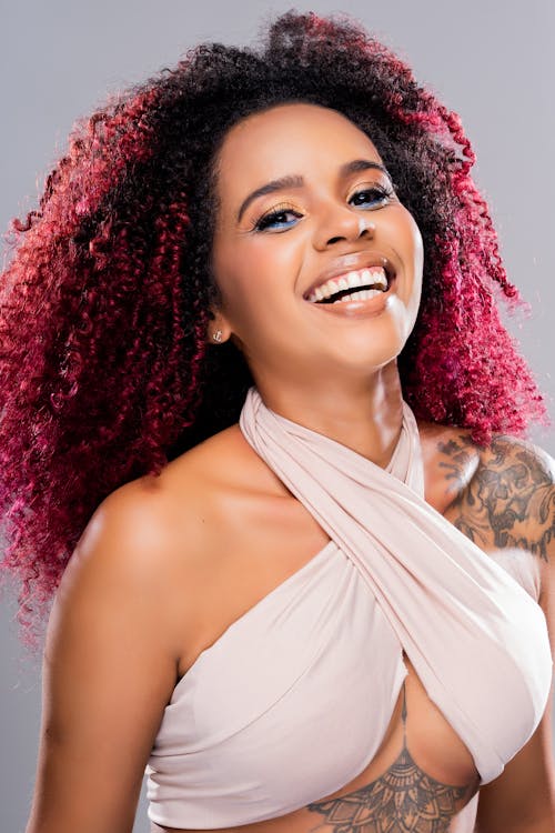 Foto profissional grátis de black power, cabelo ondulado, cabelo vermelho tingido