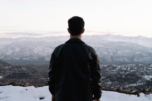 adam, arkadan görünüm, ayakta içeren Ücretsiz stok fotoğraf