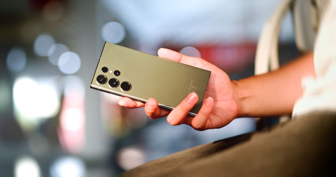 Fotografía representativa de una persona sosteniendo un teléfono inteligente nuevo