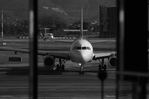 Kostenloses Stock Foto zu asphalt, flughafen, flugzeug