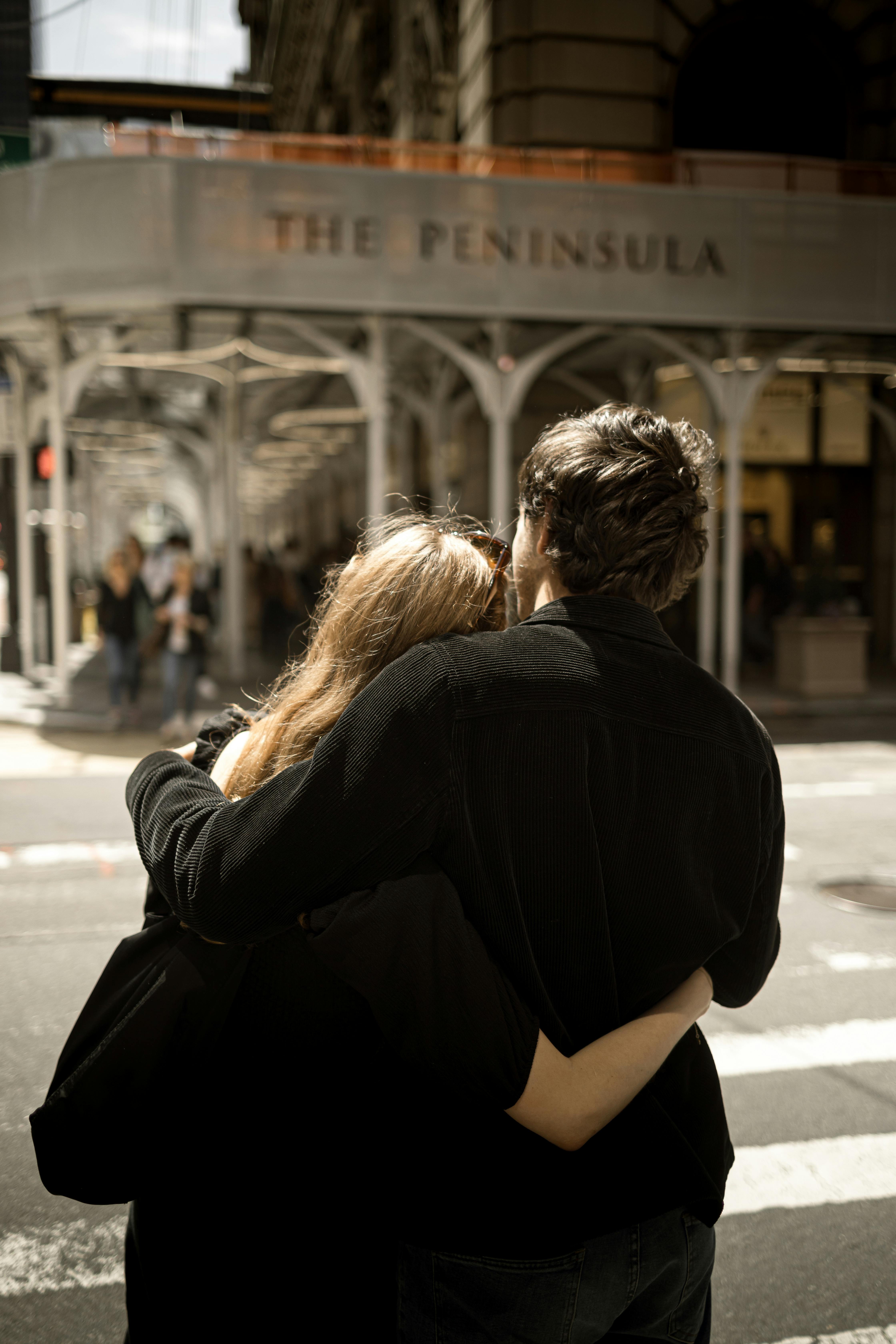 De franc Foto d'estoc gratuïta de a l'aire lliure, abraçada, abraçada al darrere Foto d'estoc