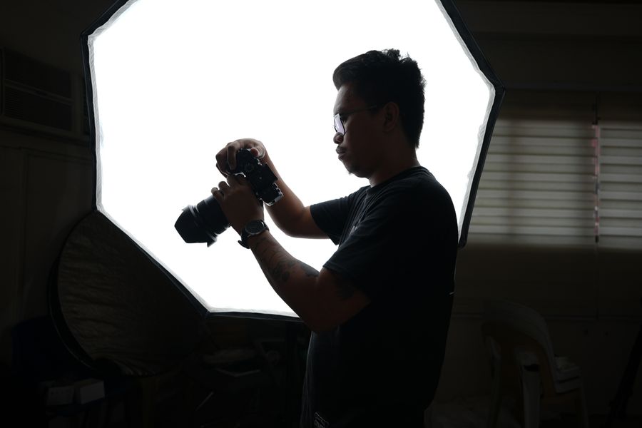 Fotograf mit Kamera im Studio – illustratives Stockfoto