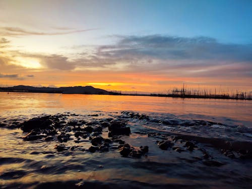 Foto d'estoc gratuïta de platja, posta de sol daurada