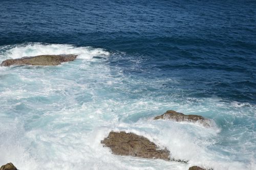 Free Powerful ocean waves crash against rocky shore, showcasing nature's dynamic and untamed beauty. Stock Photo