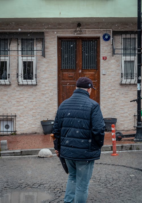 adam, arkadan görünüm, dikey atış içeren Ücretsiz stok fotoğraf