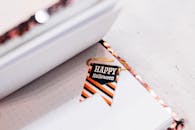 打开万圣节主题回形针的笔记本特写，非常适合季节性固定爱好者