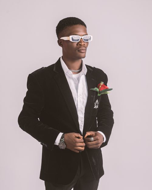 Free Elegant portrait of a fashionable man in a blazer and sunglasses, exuding modern style. Stock Photo