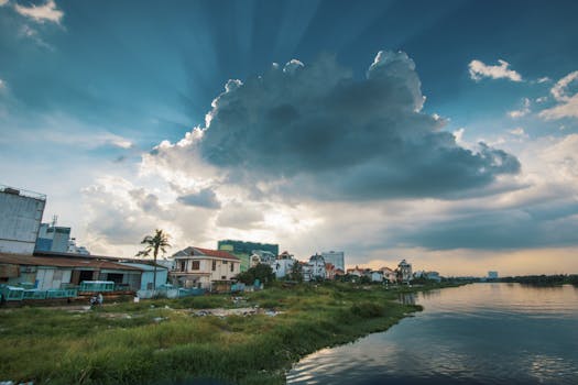 宁静的城市场景，河畔风光，阳光穿透戏剧性的云层