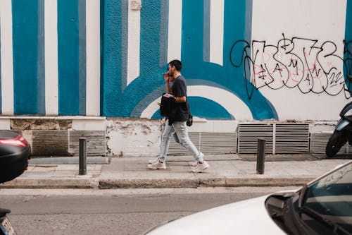 Kostenloses Stock Foto zu blaue und weiße streifen, bürgersteig, fußgänger