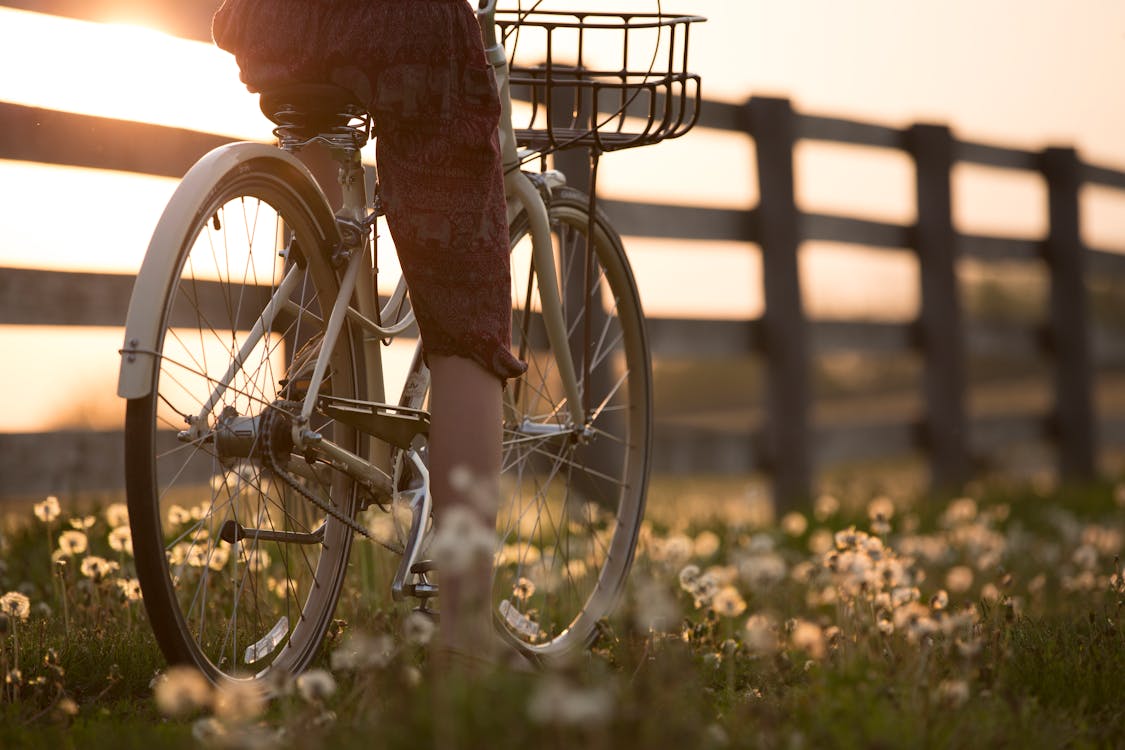 Persoon Fietsten In De Buurt Van Hek