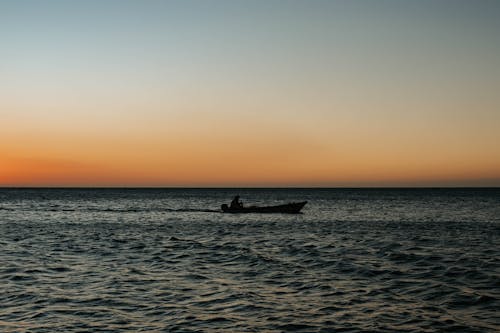 Foto profissional grátis de alvorecer, barco morot, homem