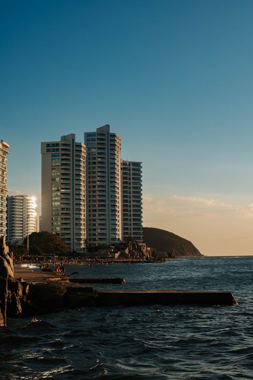 Foto profissional grátis de arranha-céus, beira-mar, cidade