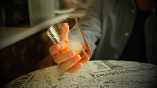 Základová fotografie zdarma na téma alkohol, bar, držení