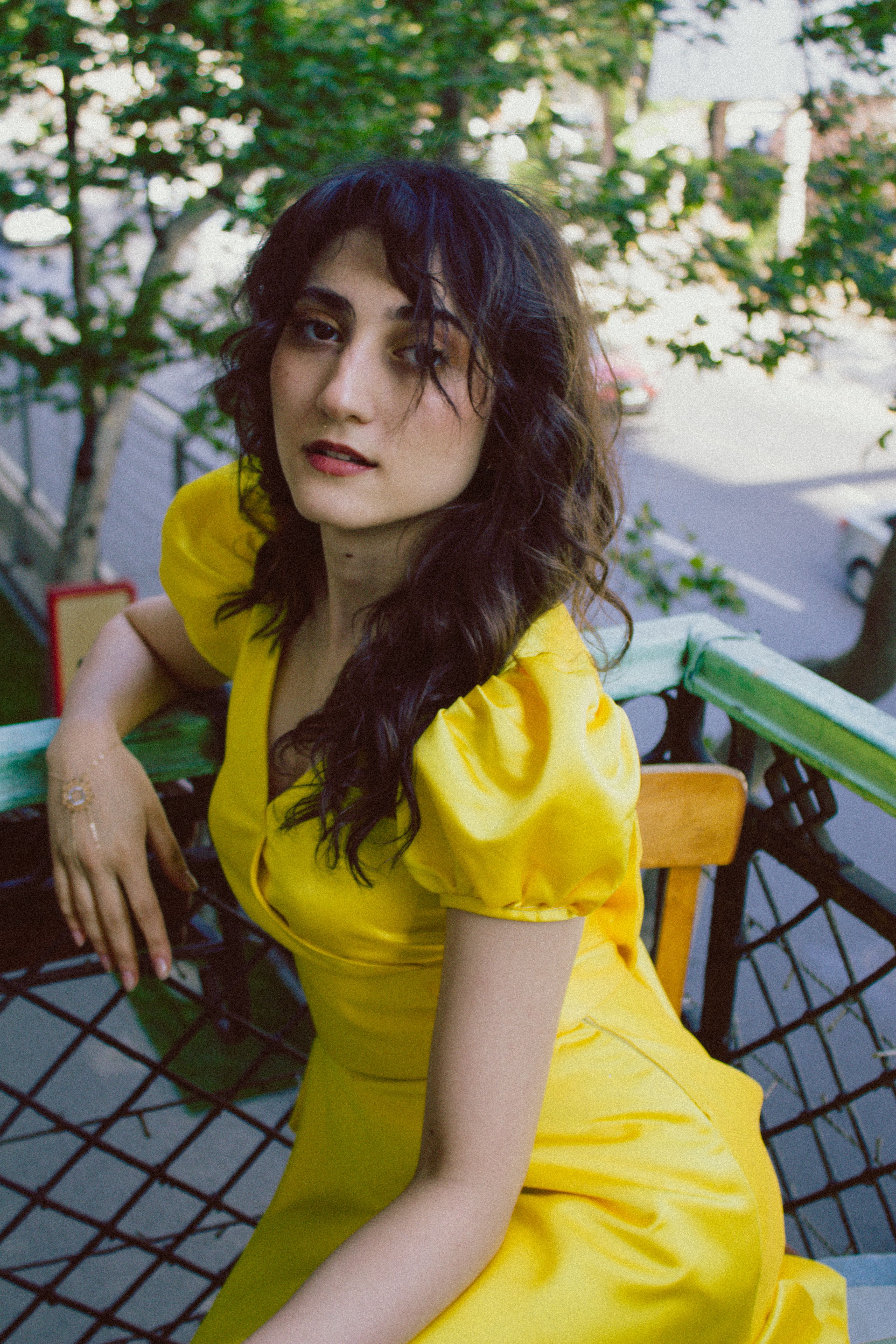 yellow dress brown hair 7 Dress ideas