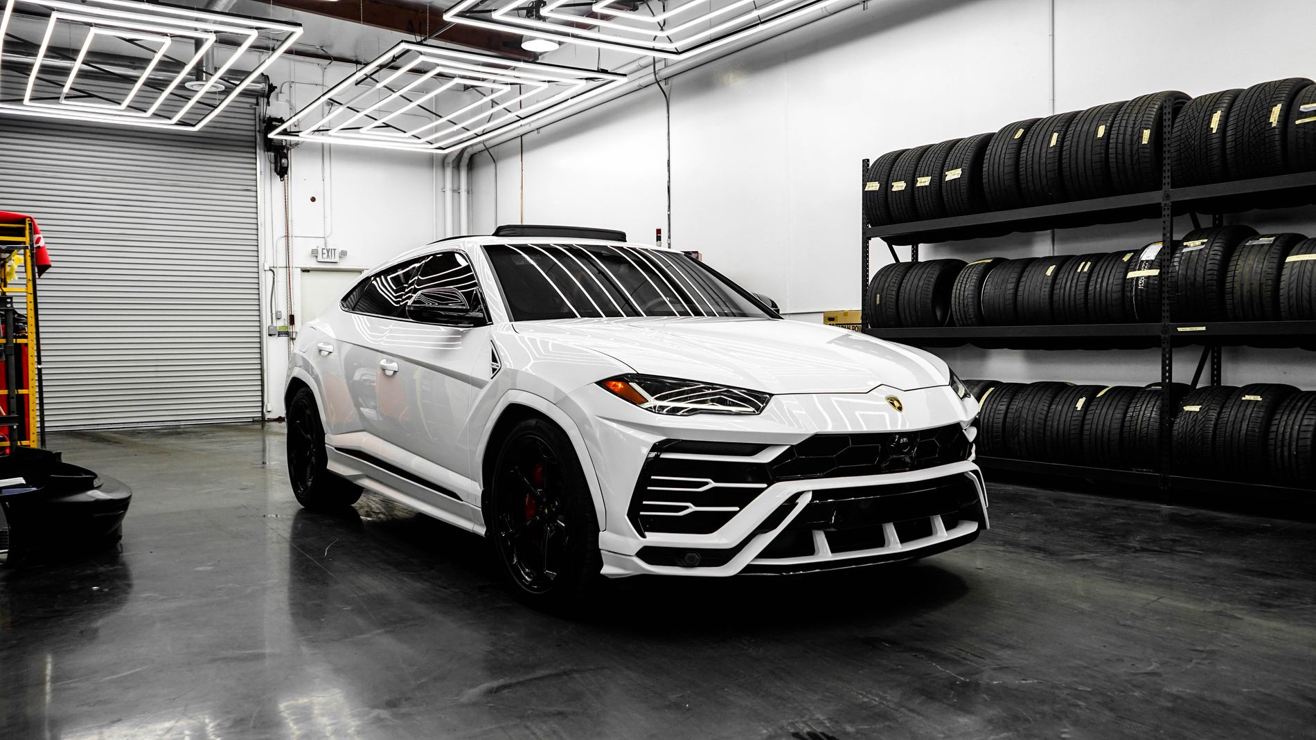 Lamborghini Urus blanche illustrant un roadshow automobile premium