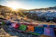 日出时分，白雪皑皑的喜马拉雅山峰上，悬挂着充满活力的祈祷旗
