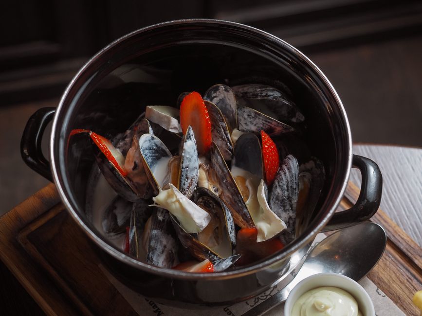 Belga moules-frites: az autentikus kagylós-sült krumplis street food titkai – mussels white wine cream sauce cooking pot