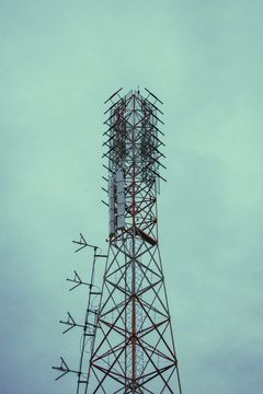 Torre de transmissão de rádio sem pessoas
