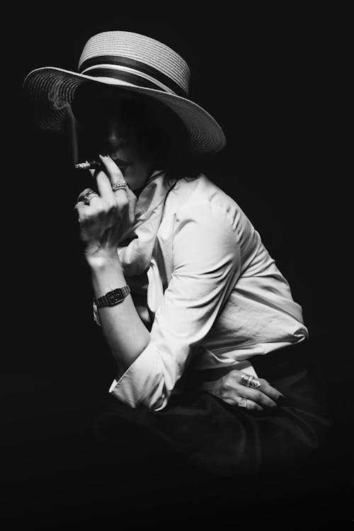 Základová fotografie zdarma na téma černobílý, cigareta, kouření