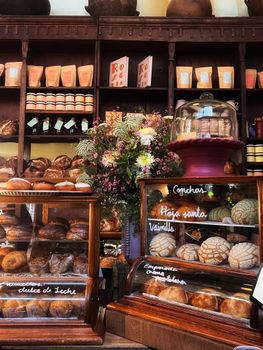 Explore a charming bakery in Mexico City showcasing fresh bread, pastries, and local treats in a cozy setting.