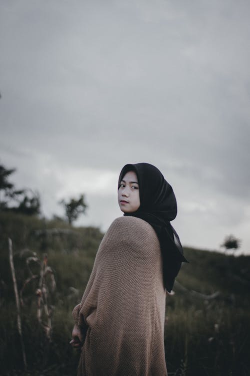 Ilmainen kuvapankkikuva tunnisteilla aasialainen nainen, hijab, kenttä