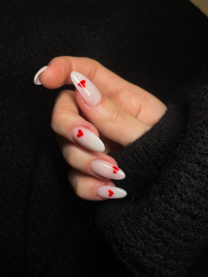 Acrylnägel mit feinem Nageldesign
