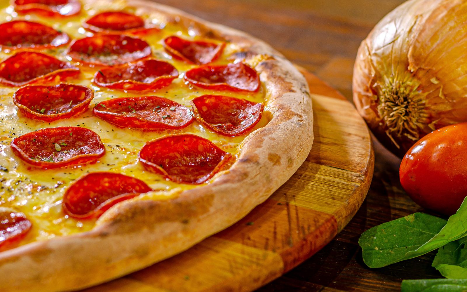 Foto de Pizza caseira de muçarela e calabresa