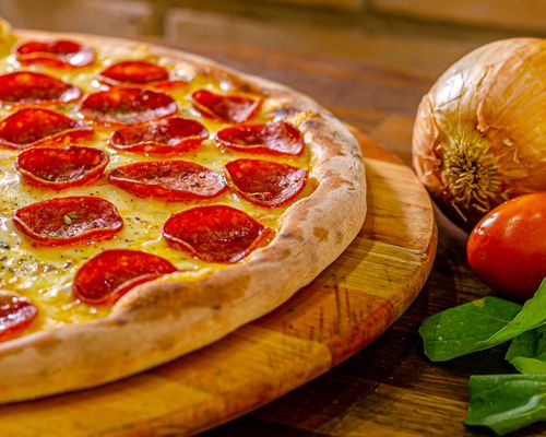 Free Close-up of pepperoni pizza with fresh onion and tomato. Perfect for food photography enthusiasts. Stock Photo