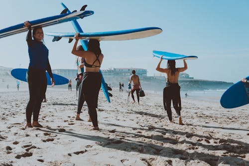 Foto De Pessoas Carregando Pranchas De Surfe