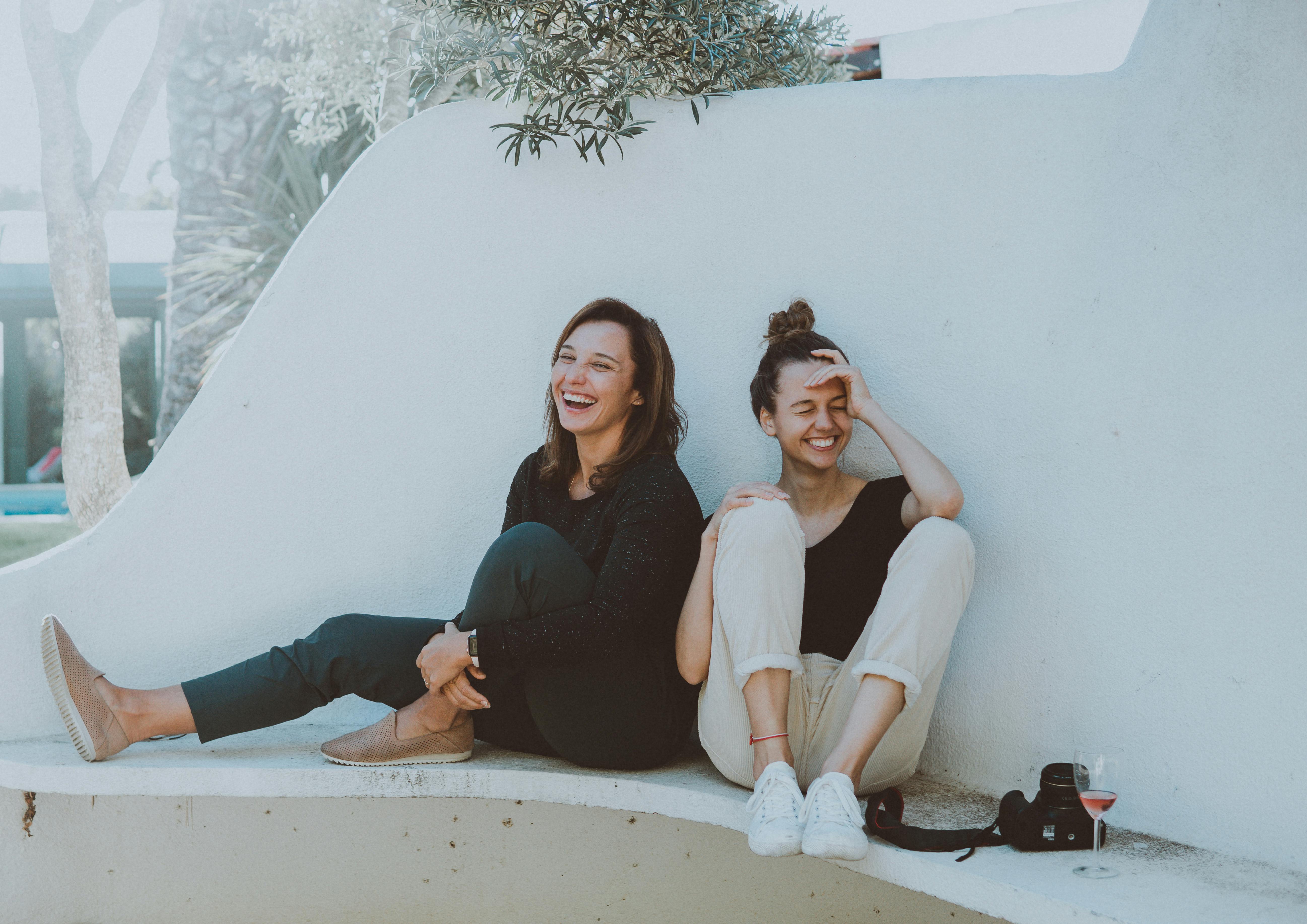 Two women sitting on bench | Photo: Pexels