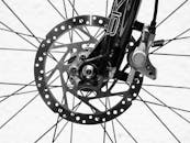 这张详细的黑白自行车车轮图像突出了盘式制动器和辐条