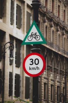 Bicycle lane and speed limit signs on a street in Ciudad de México, highlighting urban transportation.