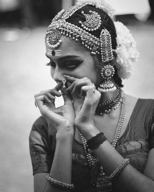 Free Black and white portrait of an Indian woman in traditional dance attire adorned with jewelry. Stock Photo