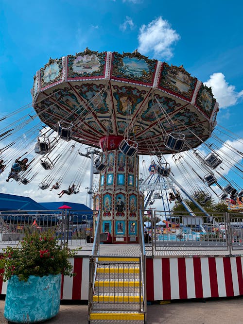 Gratis stockfoto met attractiepark, blauwe lucht, carrousel