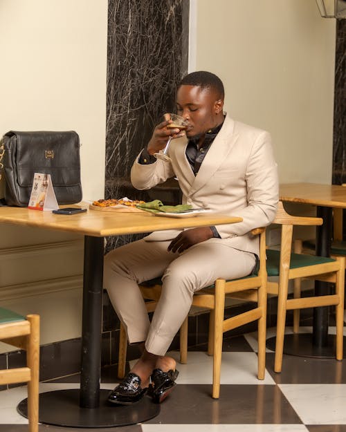 남자, 레스토랑, 먹는의 무료 스톡 사진