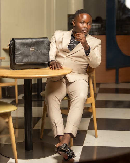 Ilmainen kuvapankkikuva tunnisteilla afroamerikkalainen mies, beige housut, beige puku