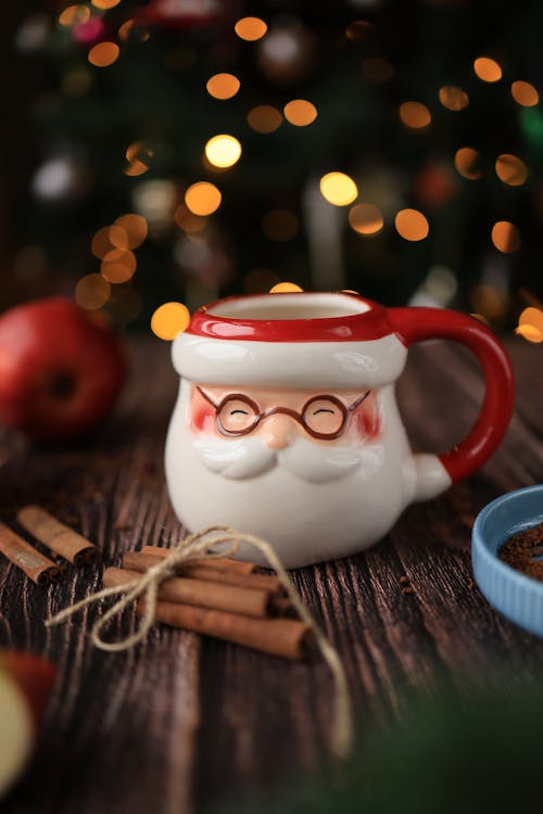 Mug in form of a Santa Claus Head, Cinnamons, Apples and Lights